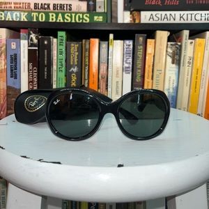 RAY-BAN Black Sunglasses with Case / LIKE- NEW condition